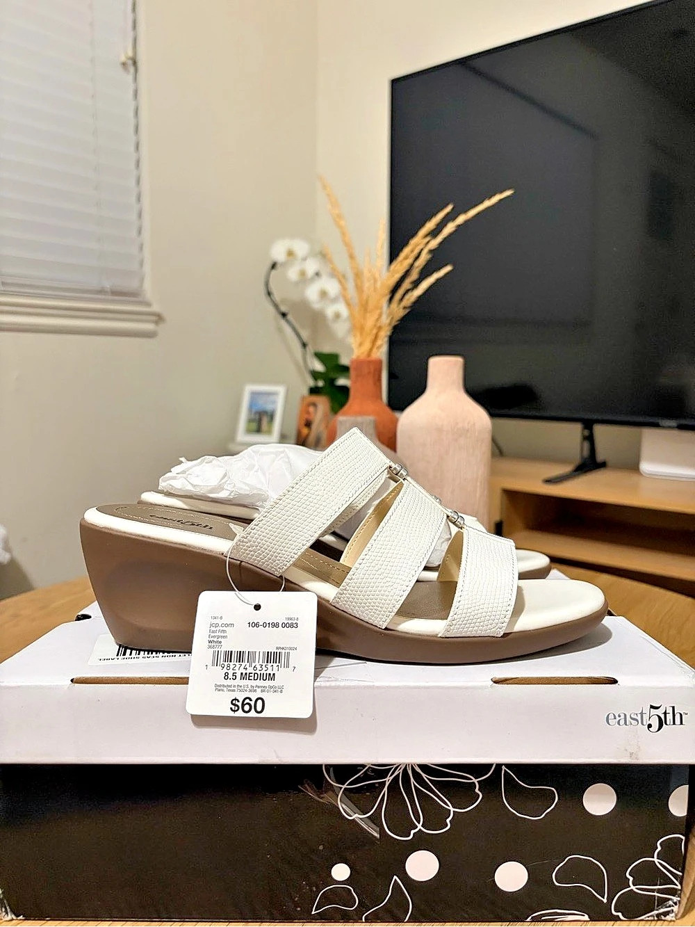 East 5th Evergreen White Wedge Sandals US 8.5 M